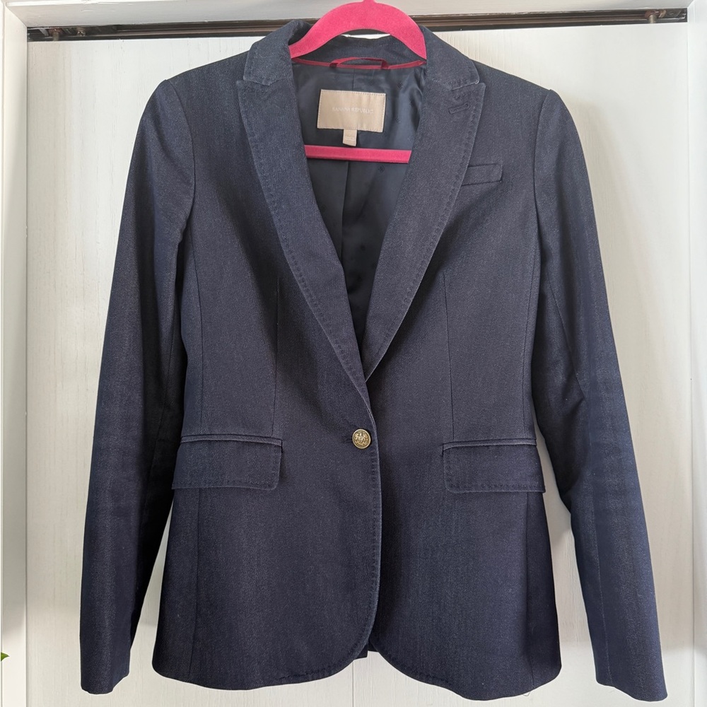 Banana Republic Women’s Navy Blazer. Classic and fitted. Gold buttons. Size 2